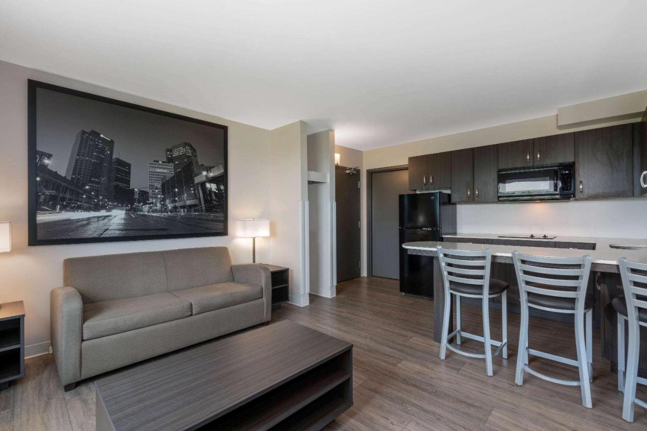 Super 8 By Wyndham East Mb Hotel 3*
