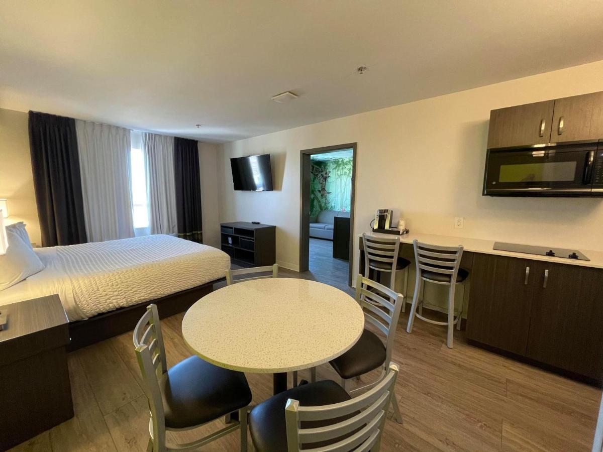 Super 8 By Wyndham East Mb Hotel
