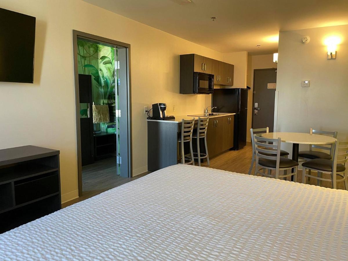 Super 8 By Wyndham East Mb Hotel 3*