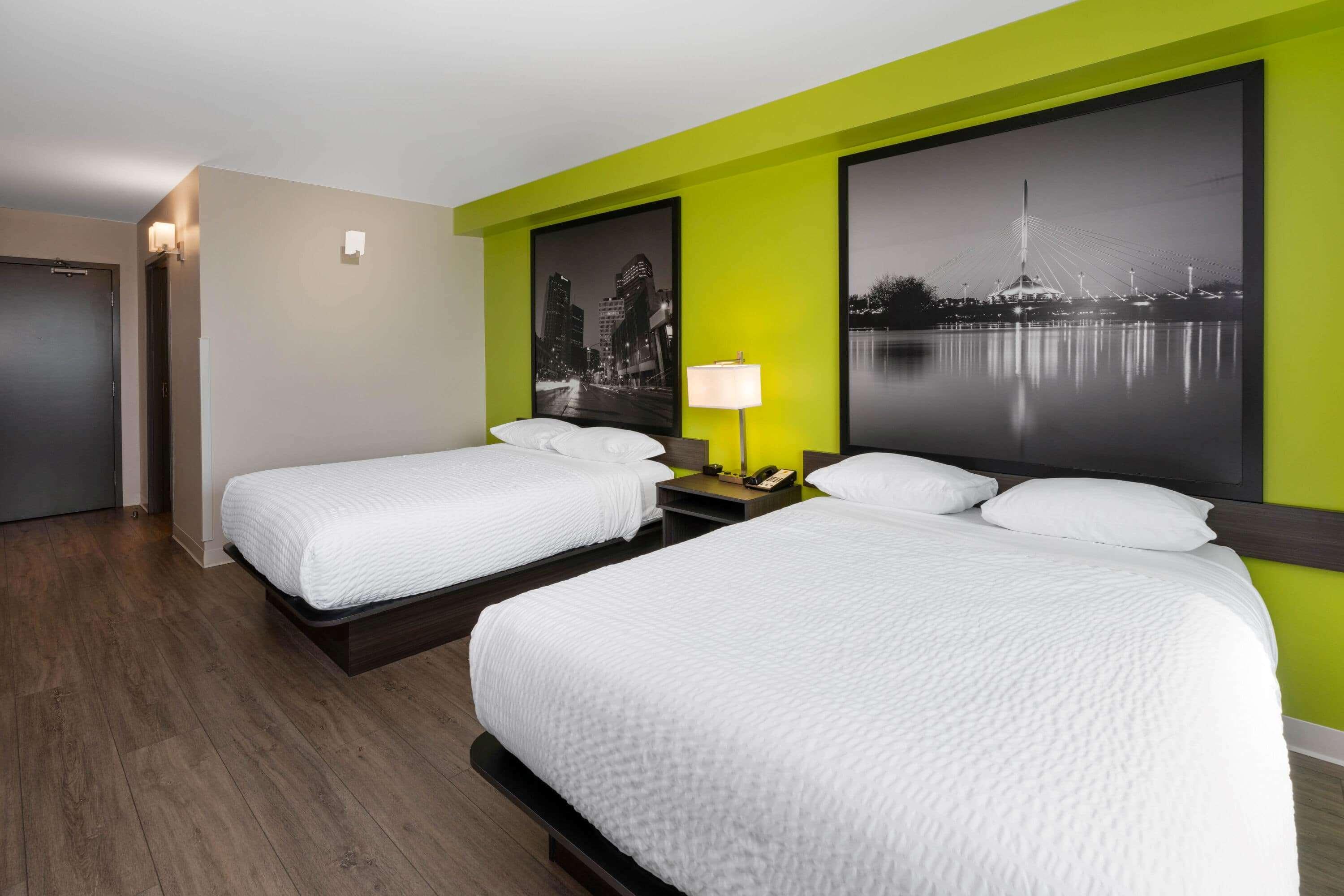 Super 8 By Wyndham East Mb Hotel