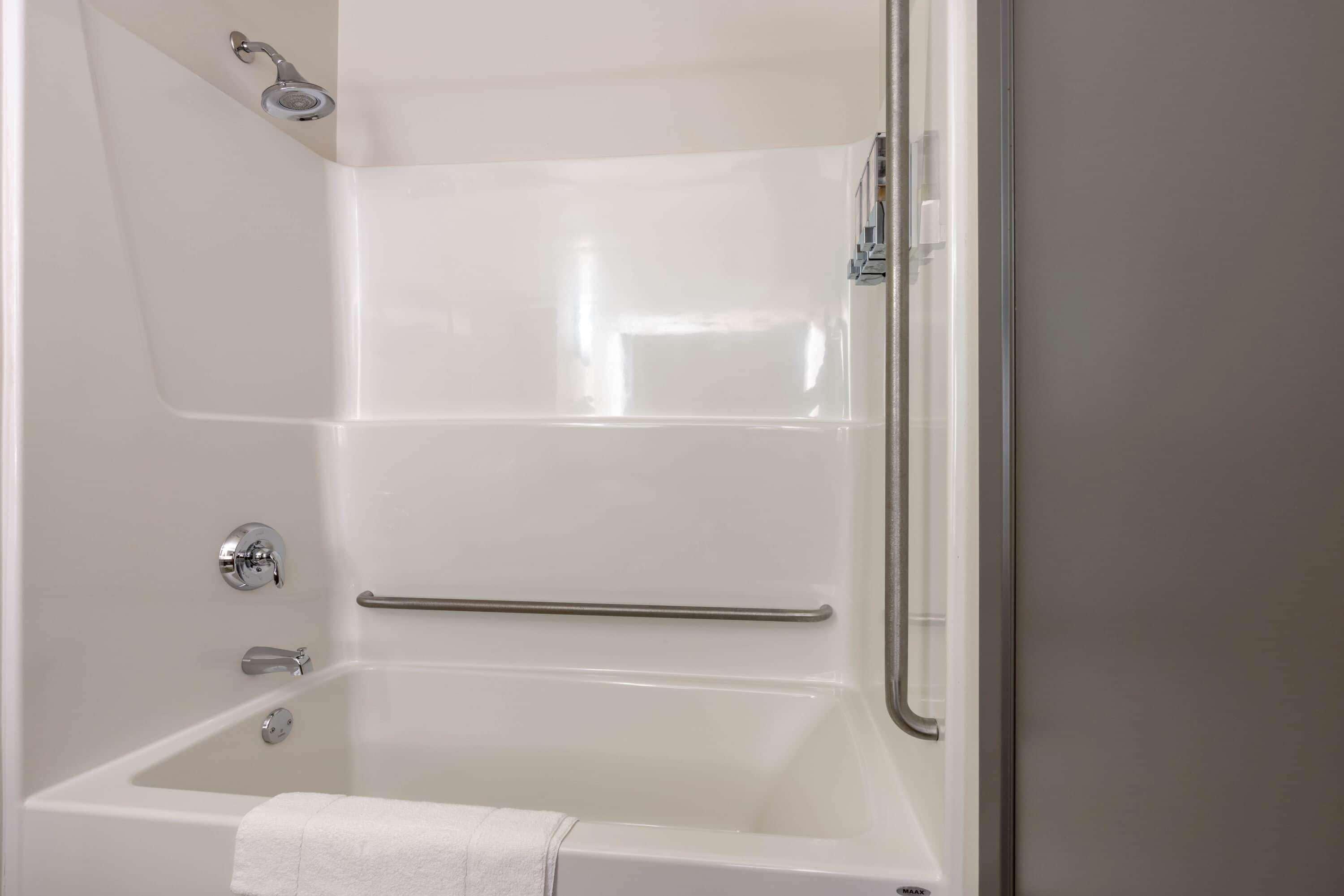 Super 8 By Wyndham East Mb Hotel 3*