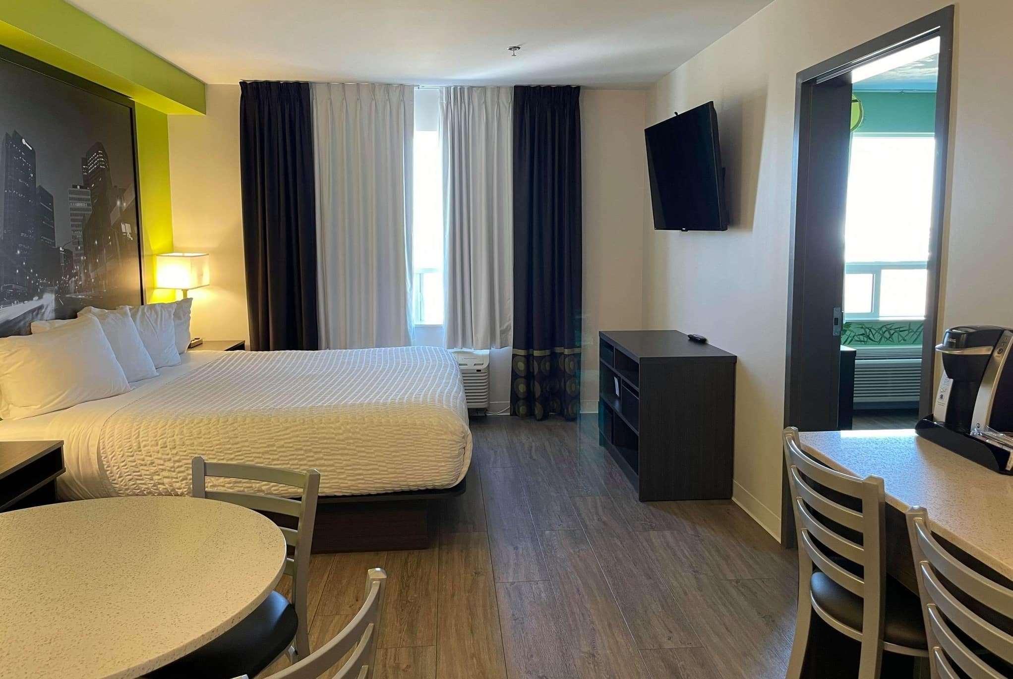 Super 8 By Wyndham East Mb Hotel