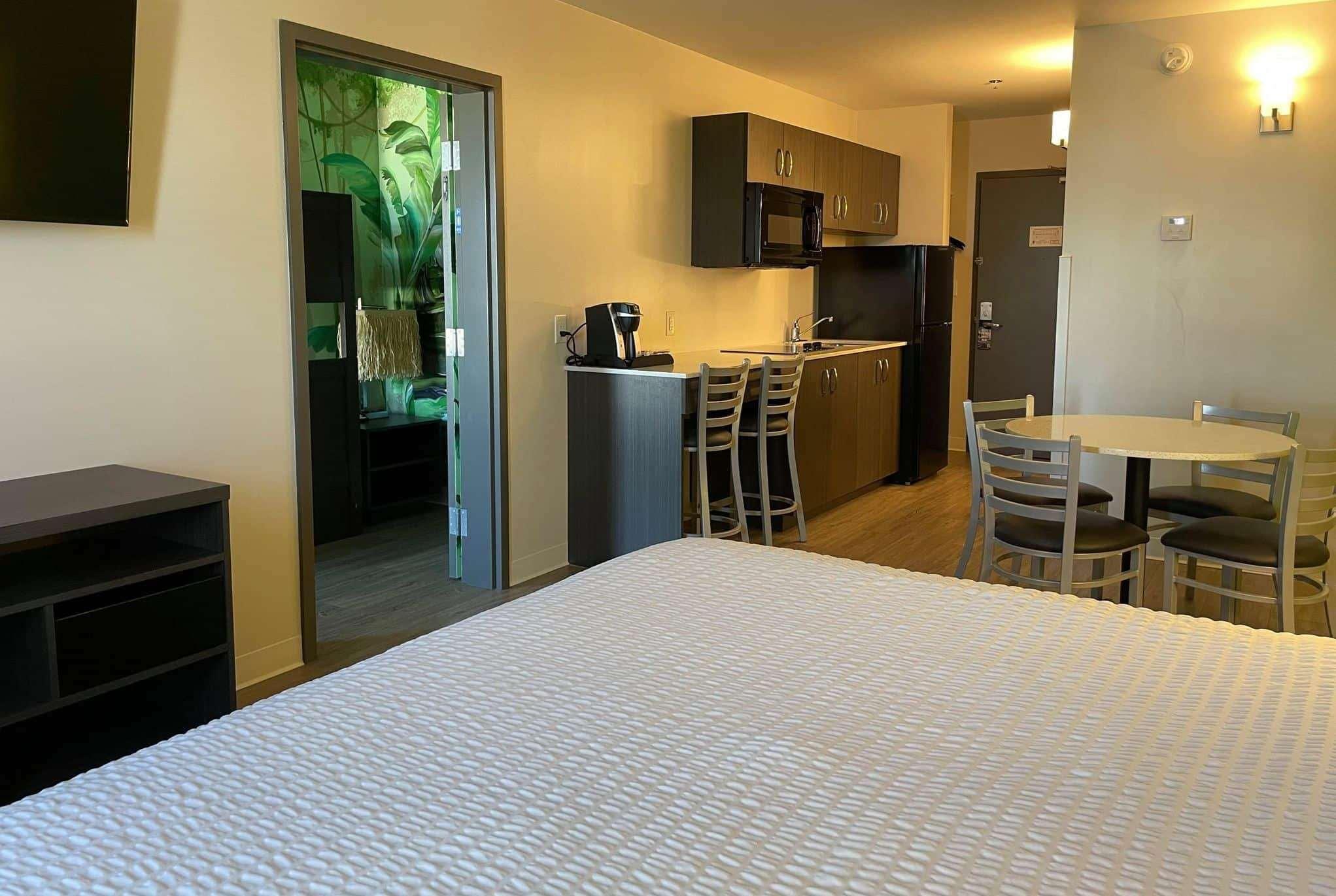 Super 8 By Wyndham East Mb Hotel 3*