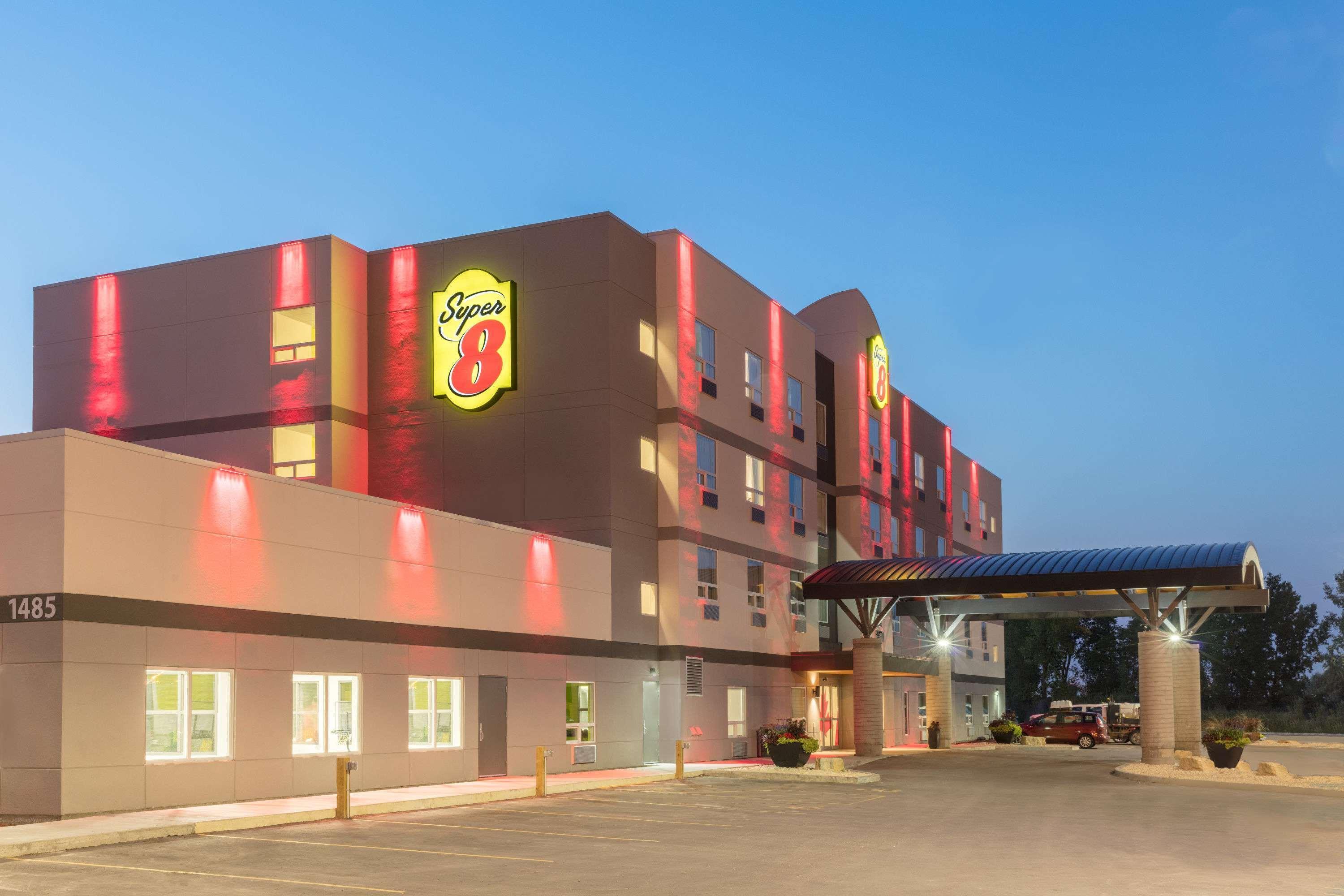 Super 8 By Wyndham East Mb Hotel