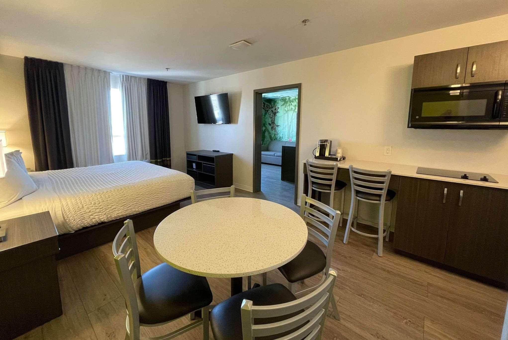 Super 8 By Wyndham East Mb Hotel