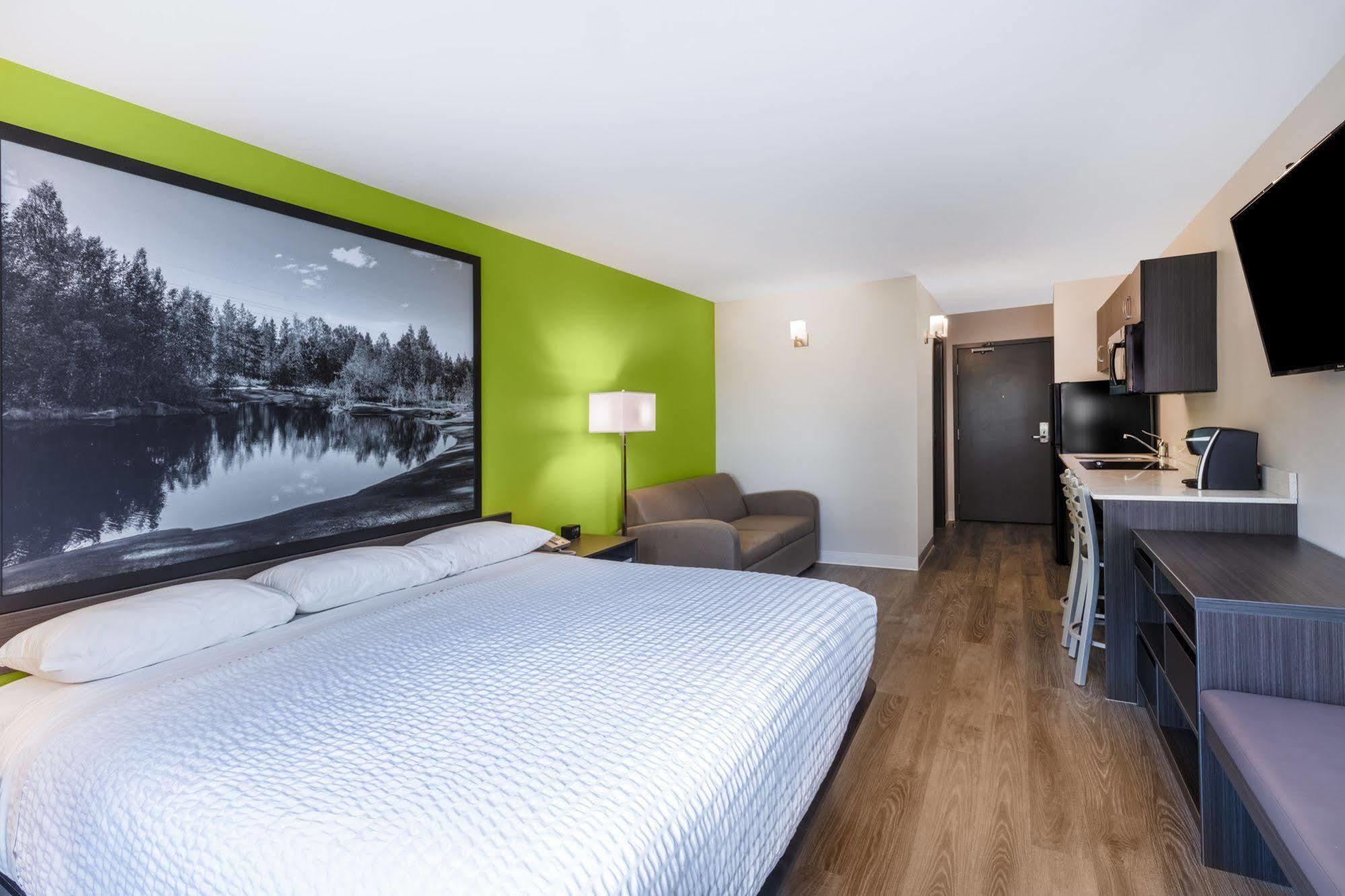 Super 8 By Wyndham East Mb 3*