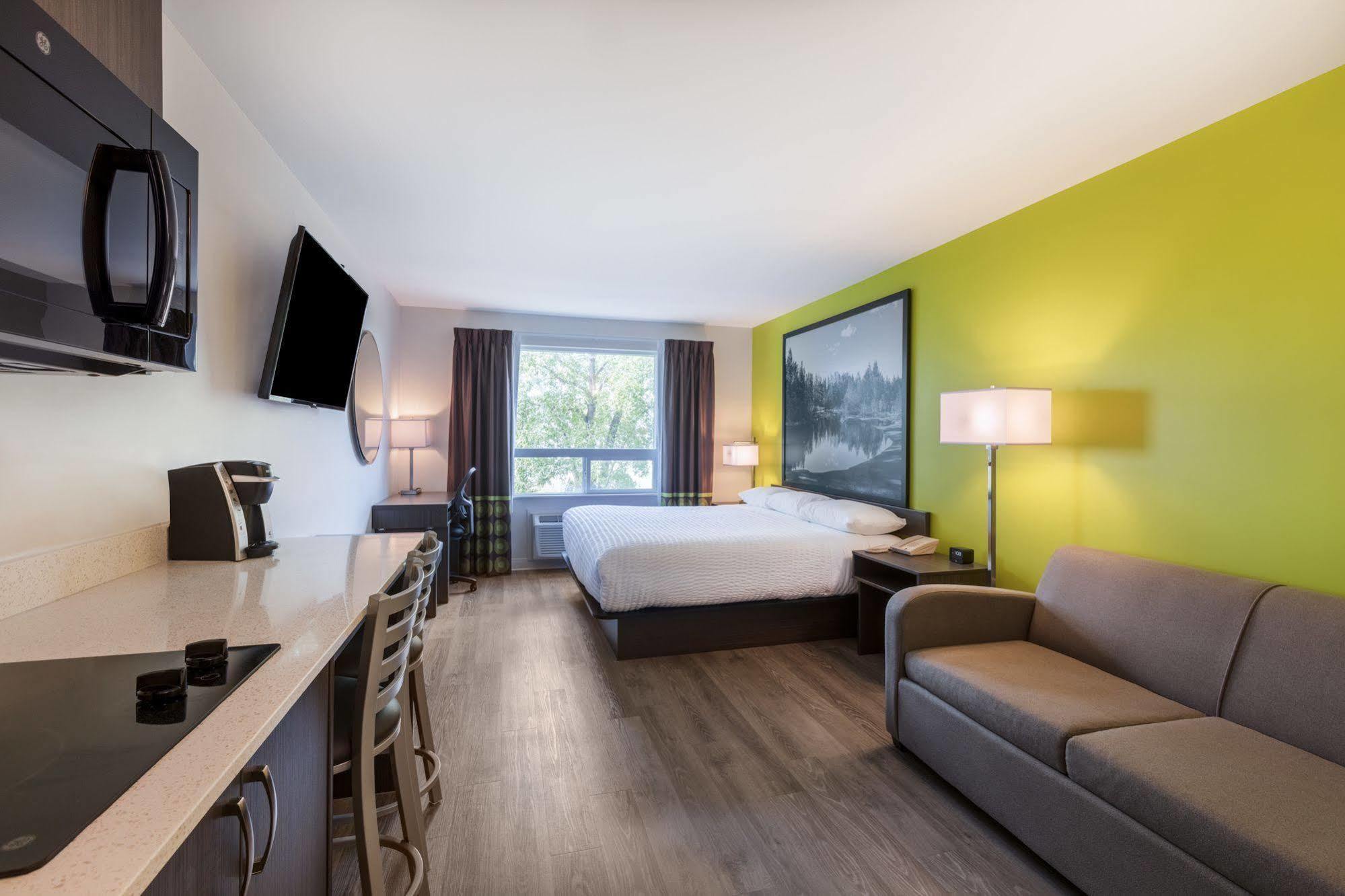 Super 8 By Wyndham East Mb Hotel